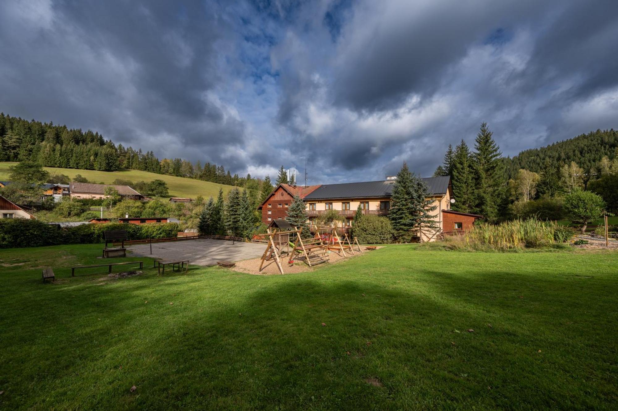 Horsky Hotel Kycerka Velke Karlovice Exterior photo